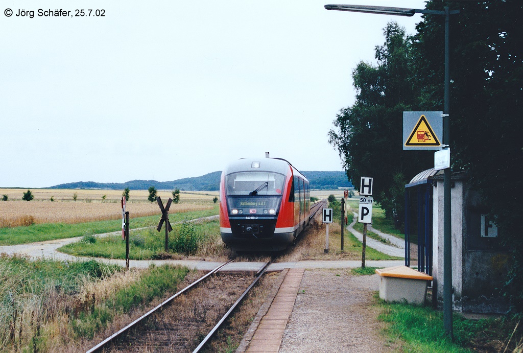 642 119 ist am 25.7.02 auf dem Weg nach Rothenburg ob der Tauber und erreicht den Haltepunkt Schweinsdorf.