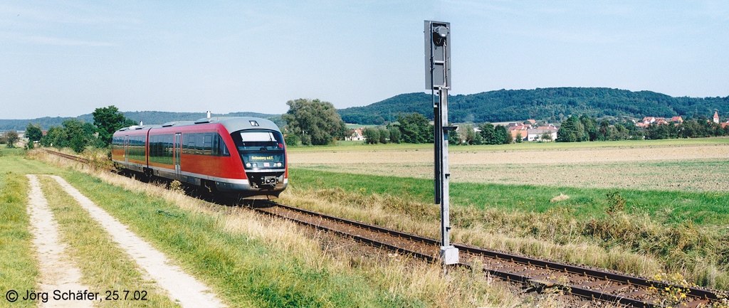 642 119 hat am 25.7.02 auf dem Weg nach Rothenburg gerade den Haltepunkt Schweinsdorf passiert. Der Ort ist in der rechten Bildhlfte zu sehen.
