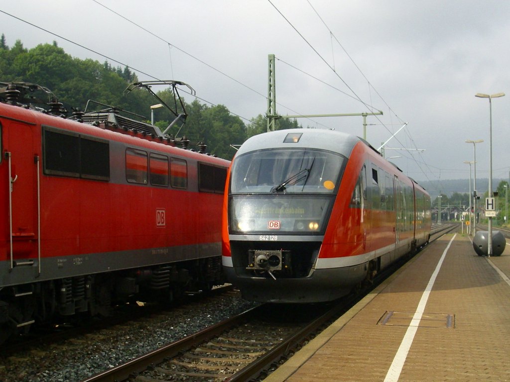 642 128 der WestFrankenBahn durchfhrt am 15. August 2010 auf seiner Fahrt nach Aschaffenburg den Kronacher Bahnhof ber Gleis 3.