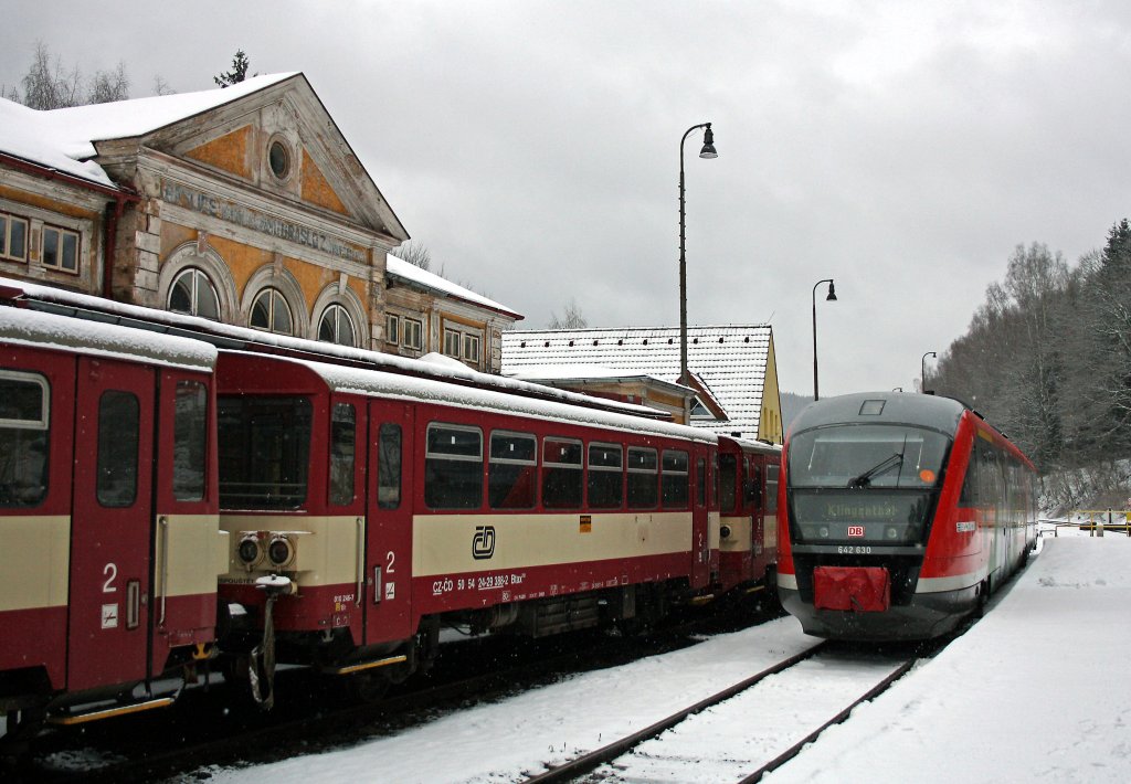 642 130 abgestellt in Graslitz, 7.1.012. Er kam als RE26079  Skizug  Leipzig - Klingenthal (- Graslitz) in diese fr 642er ungewohnte Umgebung, in welcher er am frheren Graslitzer Hauptbahnhof neben einigen Brotbchsen von GW Train Regio (ehem. Viamont Regio) seine etwa sechseinhalbstndige Pause verbrachte. In der vorangegangenen Nacht des Einsatzes wurde das Fahrzueg leider unschn mit Grafitti verschandelt, weshalb ich die Bilder von Hin- und Rckfahrt hier nicht zeigen werde.