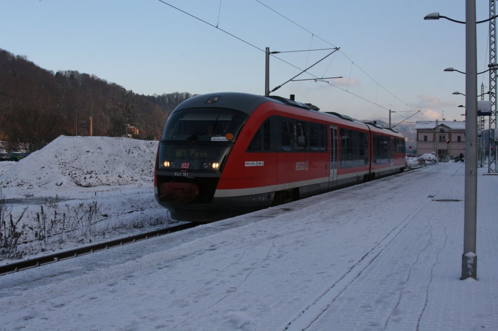 642 161 als RB 71 nach Pirna bei der Aussfahrt aus Bad Schandau.27.11.2010.