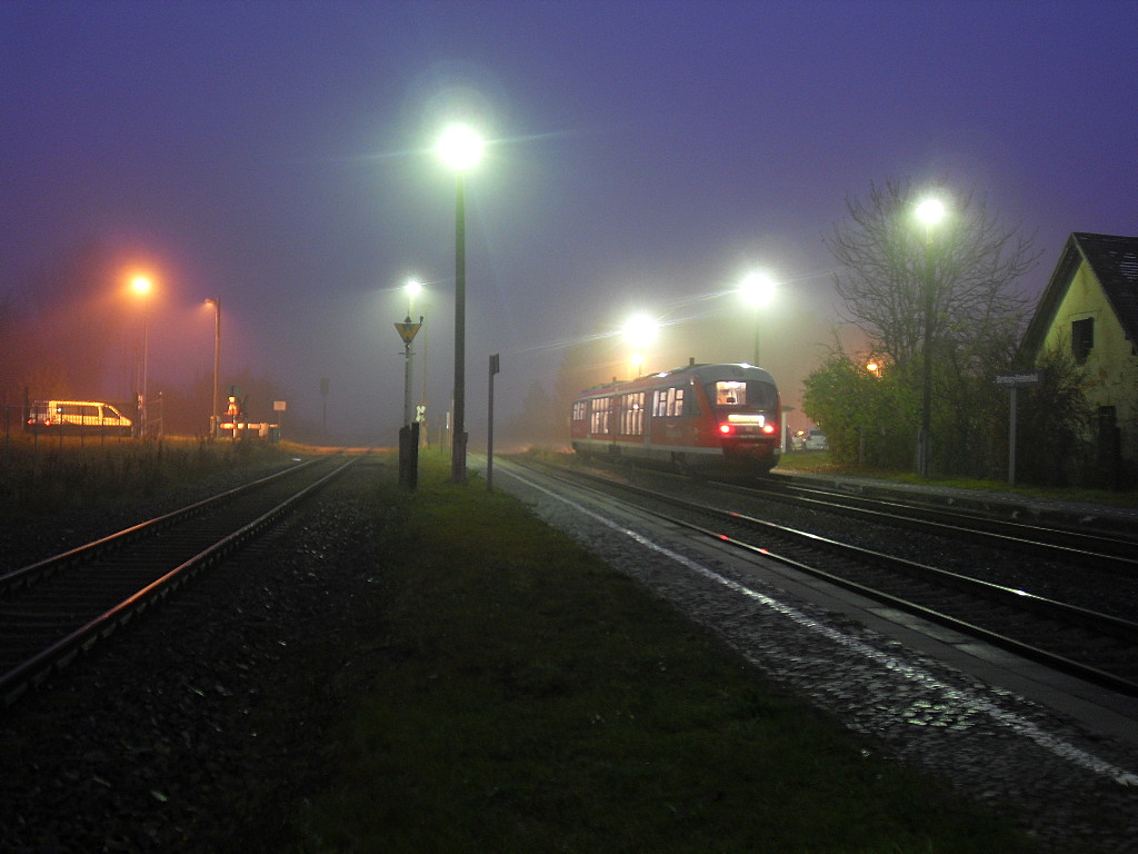 642 173/673 mit einer RB 50 von Dessau nach Aschersleben am 15.11.2011 in Bernburg-Friedenshall.