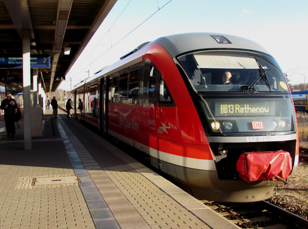 642 174 im Bahnhof von Rathenow auf dem Weg nach Stendal am 30.11.2011