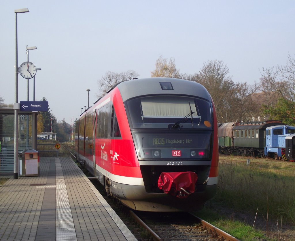 642 174 steht am 5. November 2011 als RB nach Magdeburg Hbf im Bahnhof Loburg. Im Dezember 2011 wird der Personenverkehr auf der KBS 259 (Magdeburg - Loburg) eingestellt.