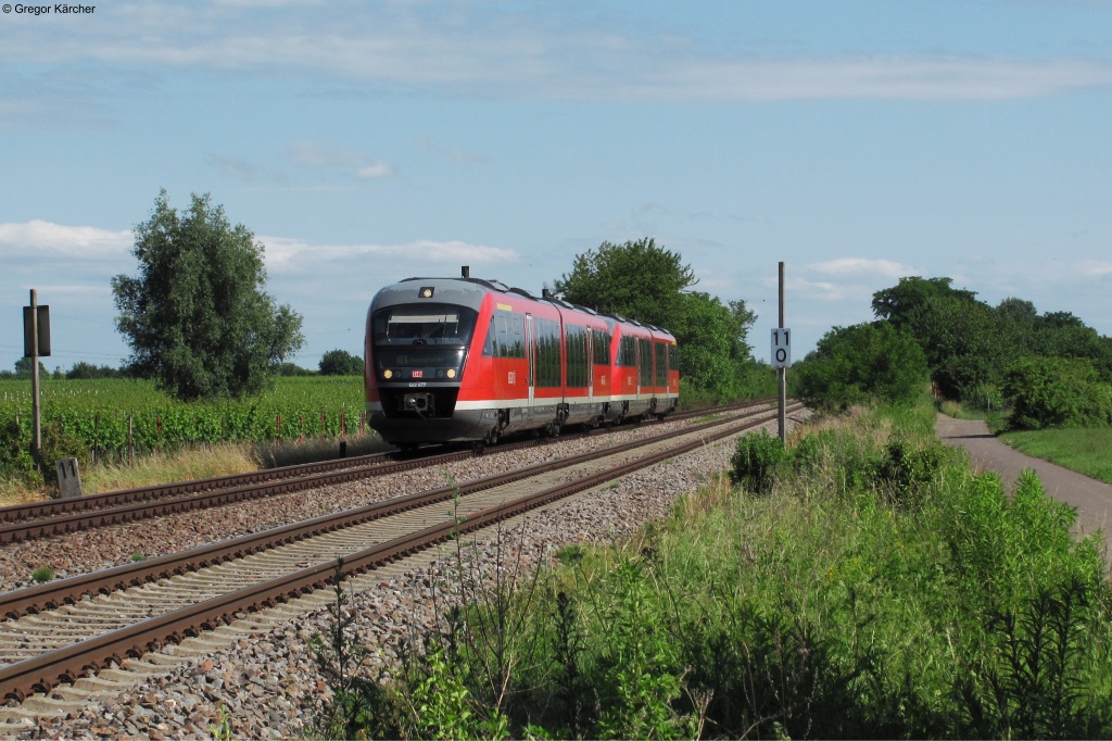 642 177-9 und 642 180-4 als RE 28028 (Karlsruhe-Neustadt) kurz vor Edesheim (Pfalz). Aufgenommen am 17.06.2012.