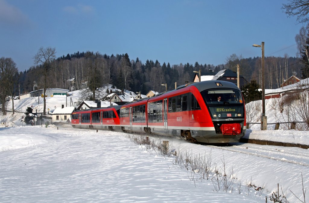 642 178 und 642 130 als RE26079  Skizug  Leipzig - Graslitz in Zwota-Zechenbach, 4.2.012.