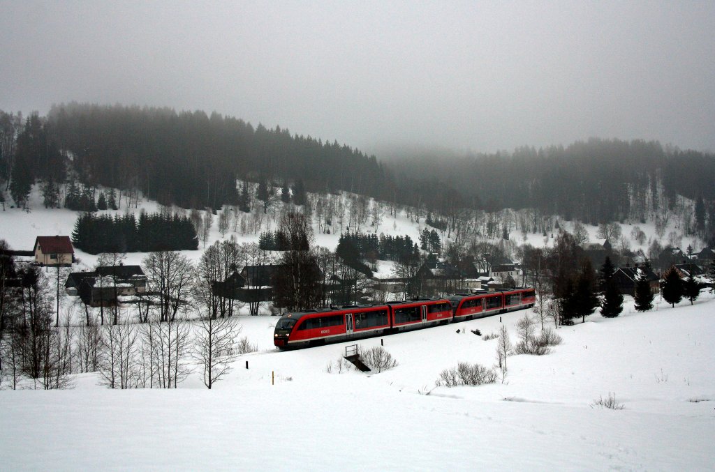 642 179 und 642 042 als RE26078  Skizug  Graslitz - Leipzig in Zwota-Zechenbach, 18.2.012. Die neuen alten Leistungen von der Sachsenmetropole ins klingende Thal stellten das erste  Highlight  des Jahres dar, wobei es berhaupt das erste Mal war, dass sich DB Regio-642er hierher  verirrten ; vom 7. Januar bis zum 10. Mrz rollte jeden Sonnabendmorgen ein Skizug ins Vogtland und abends wieder zurck. Bisher wurden die Zge nach Adorf gefahren, heuer kehrte der Wintersportverkehr in sein angestammtes Einsatzgebiet zurck; eine gute Entscheidung nicht nur aus eisenbahnfotografischer Sicht und regionaler Verbundenheit, wird dies doch auch durch die Auslastung der Zge belegt. Erwhnenswert ist die Abstellung in Graslitz, das Einsetzen eines tschechischen Lotsen fr das Fahren ins Nachbarland, die Tatsache, dass in Klingenthal aufgrund gaaaaanz cleverer Bauweise gaaaaanz cleverer Baumeister im Rahmen des Abrisses des EG im Oktober letzten Jahres der Bahnsteig durch einen Zaun abgeschnitten ist und somit nur ein 642er an den Bahnsteig passt (der zweite guckt dann ein Stck hinten raus und kann somit vom Fahrgast nicht erreicht werden) sowie das Fahren des Zuges 20823 im SEV aufgrund der Streckenbelegung durch den Wintersportzug.