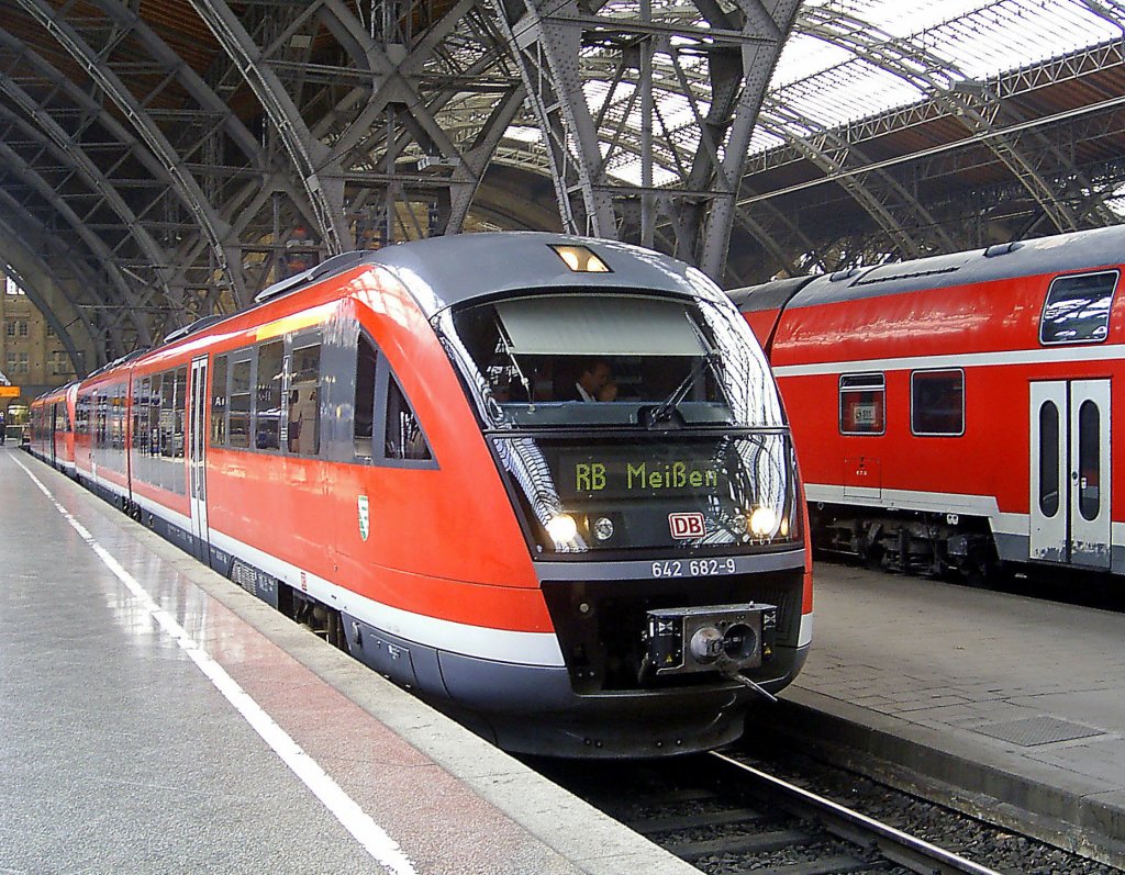642 182 und 642 042 (Zugschluss) als RB in Leipzig Hbf, 22.5.07. 