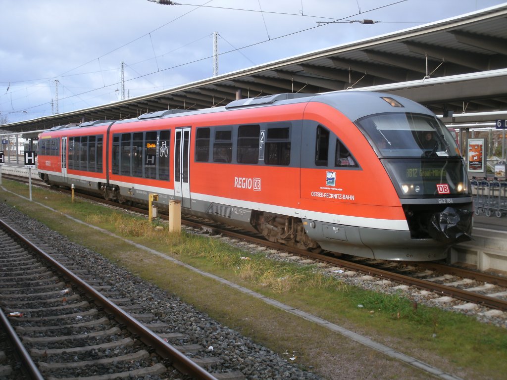 642 184 war,am 17.Dezember 2011,auf der Strecke nach Graal Mritz im Einsatz.Hier stand der Triebwagen im Rostocker Hbf.