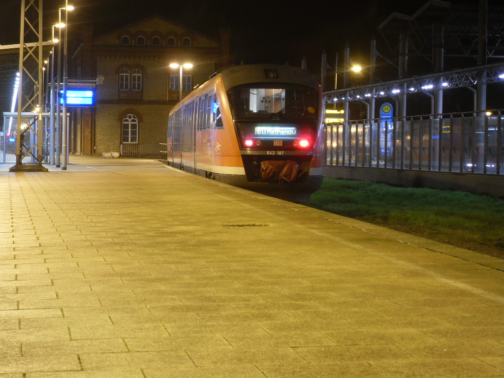 642 187/687 stand am 09.12.2011 in Stendal zur Abfahrt nach Rathenow bereit.