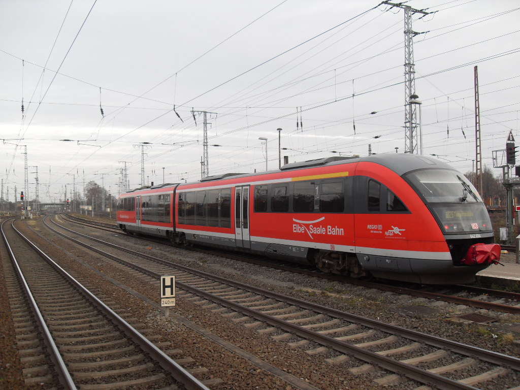 642 194/694 stand am 26.11.2011 als RB 26 nach Tangermnde in Stendal zur Abfahrt bereit.