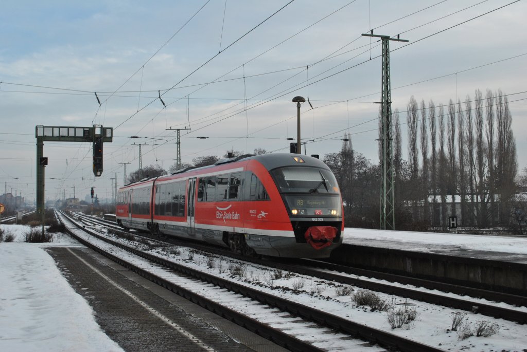 642 203 als Regionalbahn nach Magdeburg Hbf fhrt gerade in den Bahnhof Magdeburg-Neustadt ein. Fotografiert am 23.12.2009