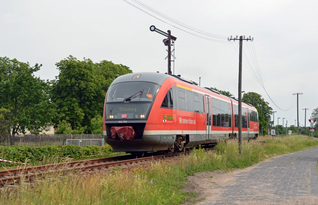 642 203 war am 10.06.12 unterwegs von Wittenberg nach Eilenburg; Grund fr die Sonderfahrt war  Luthers Hochzeit . Hier verlsst der Desiro Sllichau. 