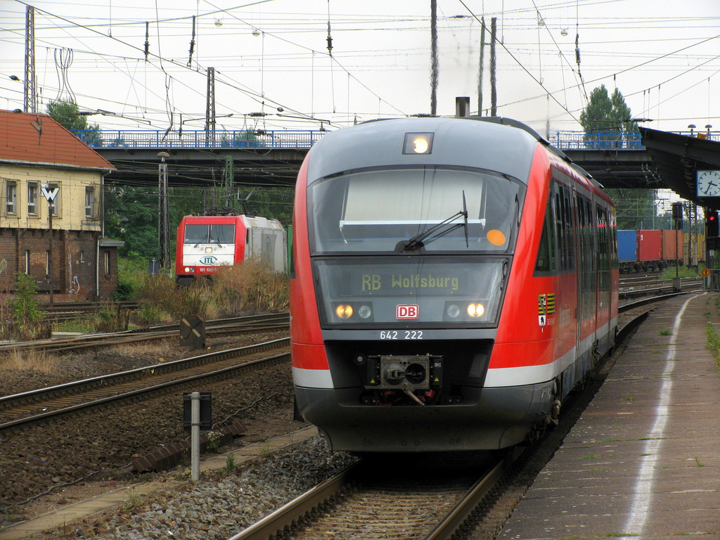 642 222 beschleunigt gerade aus dem Bahnhof Magdeburg Eichenweiler Richtung Wolfsburg heraus, whrend sich im Hintergrund 185 650-9 der ITL mit einem Containerzug zum Halt in den Rbf Rothensee noch mit in das Bild schiebt.