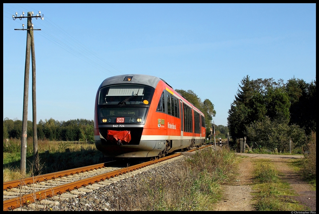 642 224 passiert einen der zahlreichen nicht technisch gesicherten Bahnübergänge zwischen Loburg und Magdeburg bei Möckern. Von Verbindungen, wie sie die Zugzielanzeige verspricht, können die Loburger nur träumen. Ab dem Fahrplanwechsel wird der verbliebene Verkehr eingestellt. (15.10.2011)
