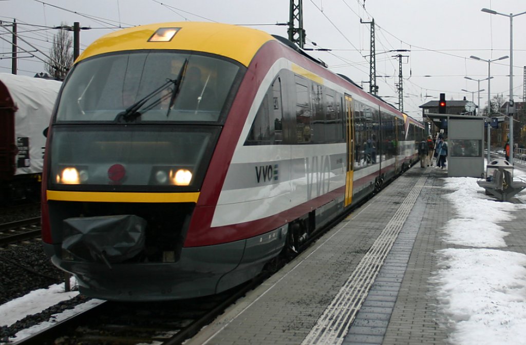 642 334 der Stdtebahn Sachsen kommt im Doppelpack aus Altenberg in den Bahnhof Heidenau eingefahren; 12.12.2010