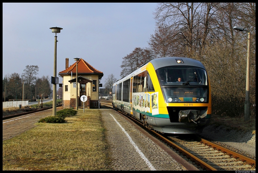 642 415 der ODEG ist mit Fotomotiven aus der Lausitz versehen. Am 21.03.2012 rollt der Zug als OE 79535 nach Zittau in Horka ein und passiert das schöne Stellwerk B2. 