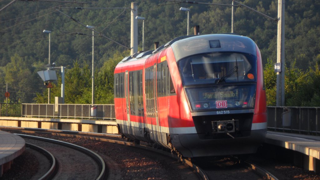642 515 hielt am 7.Juli 2012 bei schnsten Abenlicht im Bahnhof Rothenstein (Saale)
