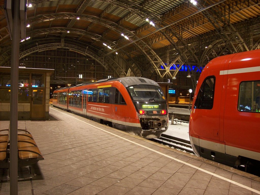 642 522 im Hbf Leipzig als  neue  RB 11 Line nach Gera wo seit fahrplan wechsel diverse Haltepunkte nicht mehr angefahren werden ...schneller ist er drotzdem nicht... mal sehn ob sich das dan ab Sommer wieder änder wenn dan die Tühringen Bahn fährt 17.12.2010 