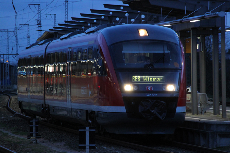 642 551 als RE 13128 von Tessin nach Wismar bei der Ausfahrt um 16:06 Uhr im Rostocker Hbf.17.12.2011