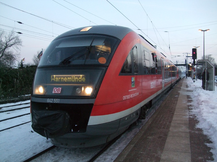 642 551 als S1 von Rostock Hbf Richtung Warnemnde kurz nach der Ankunft im Bahnhof Rostock-Bramow.(05.01.2011)
