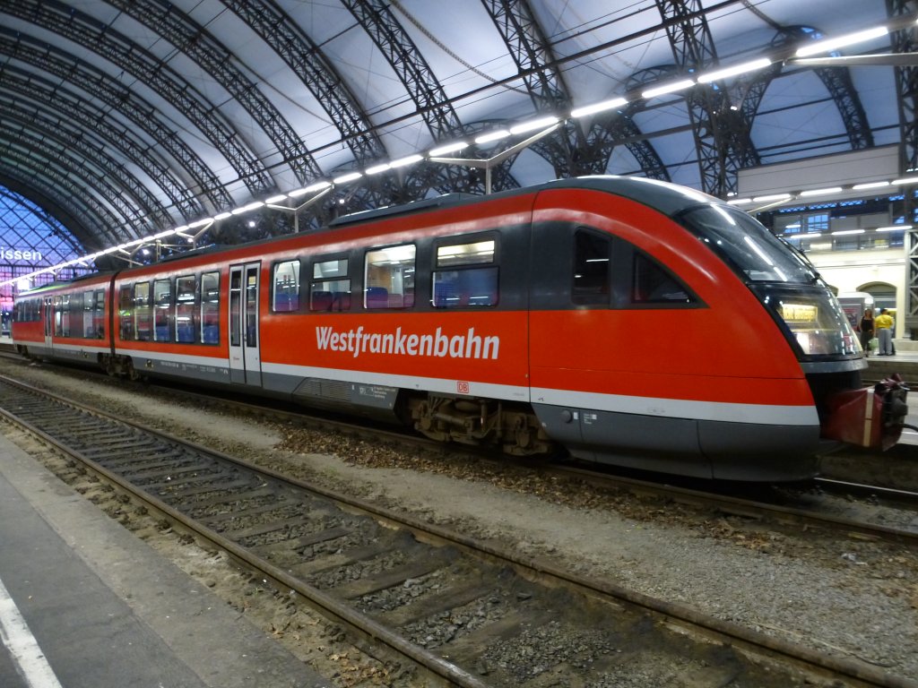 642 566 der Westfrankenbahn steht hier am 09.08.2013 im Dresdner Hbf.
Der Zug kam zuvor als RB von Zittau.