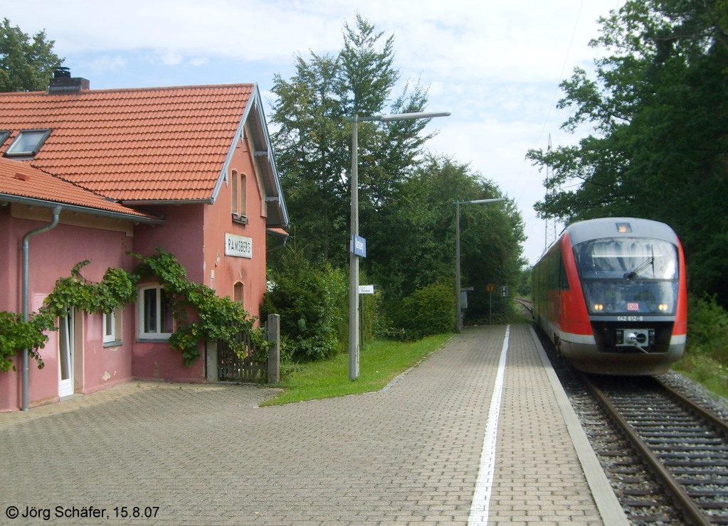 642 612 hlt am 15.8.07 als RB nach Gunzenhausen kurz in Ramsberg. Vom Bahnbergang gibt es keine Spuren mehr. 