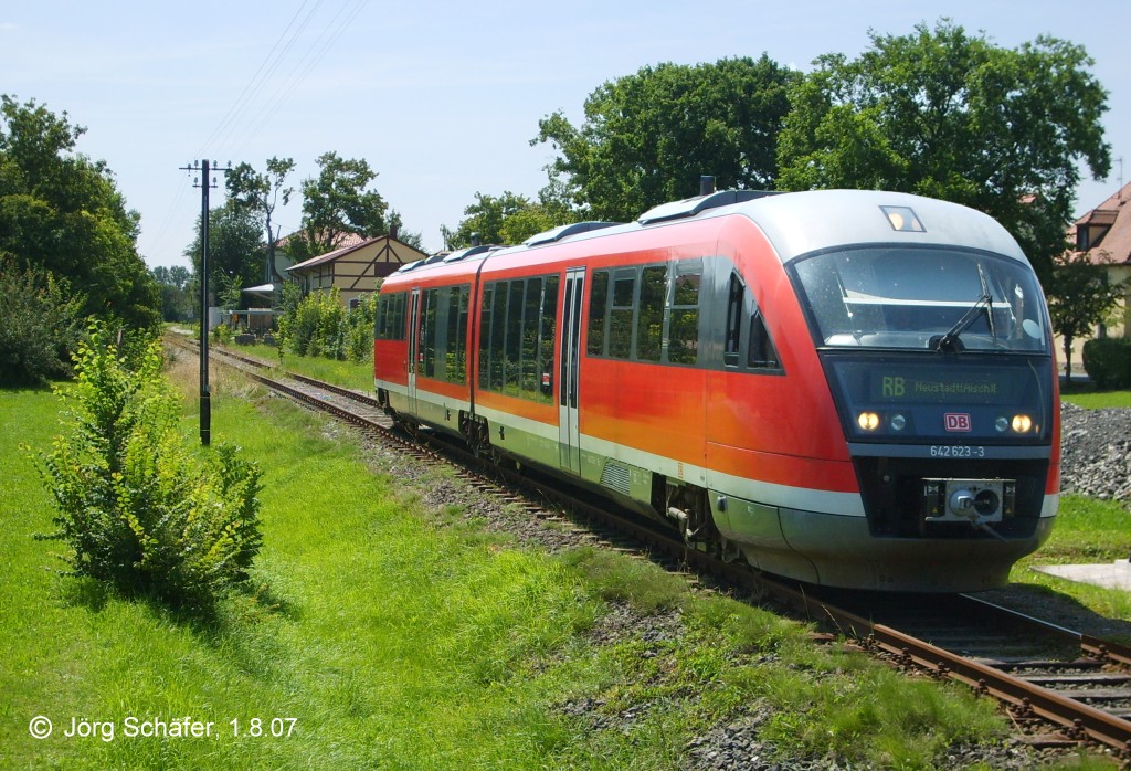 642 623 nach Neustadt/Aisch fhrt am 1.8.07 in Ipsheim los. Im Hintergrund sieht man das Empfangsgebude und den Gterschuppen des alten Bahnhofs.