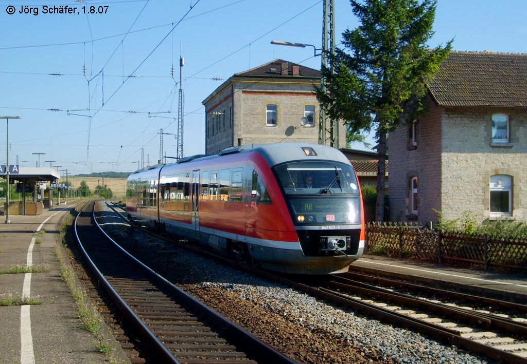 642 623 steht am 1.8.07 in Steinach (bei Rothenburg) auf Gleis 1 zur Abfahrt nach Neustadt/Aisch bereit. 