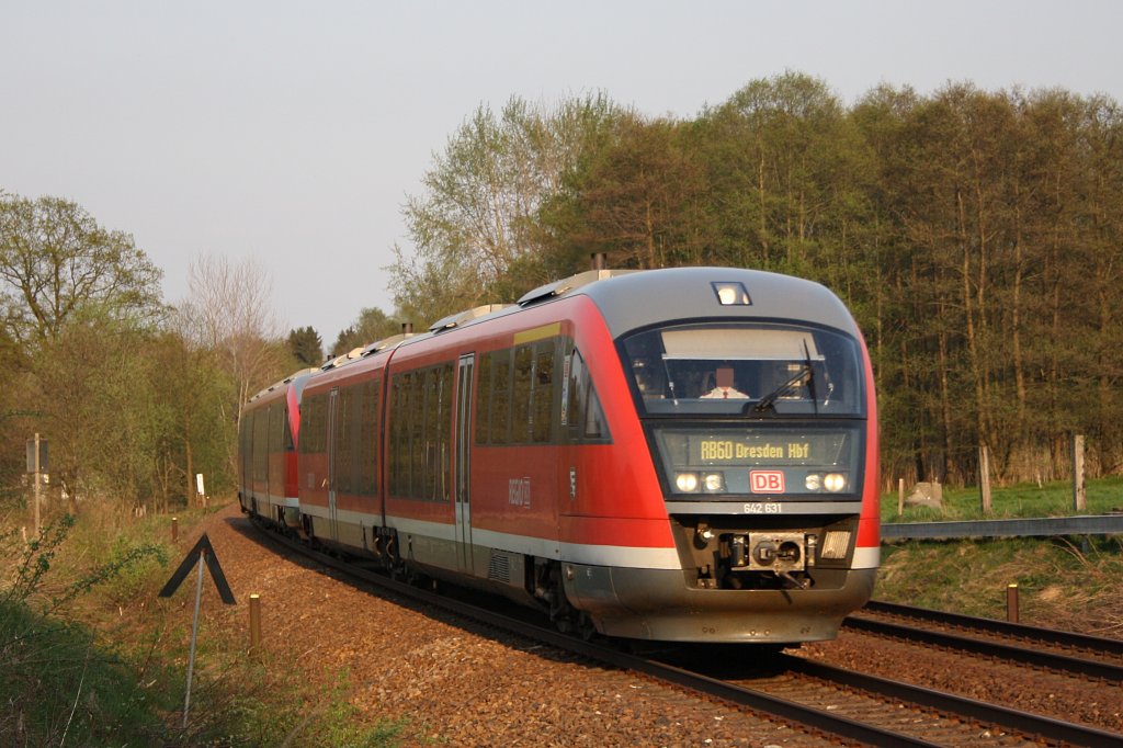 642 631 und ein weiterer 642 sind am 23.04.'11 als RB60->Dresden HBf. unterwegs. Hier in der Abendsonne im Block Seeligstadt