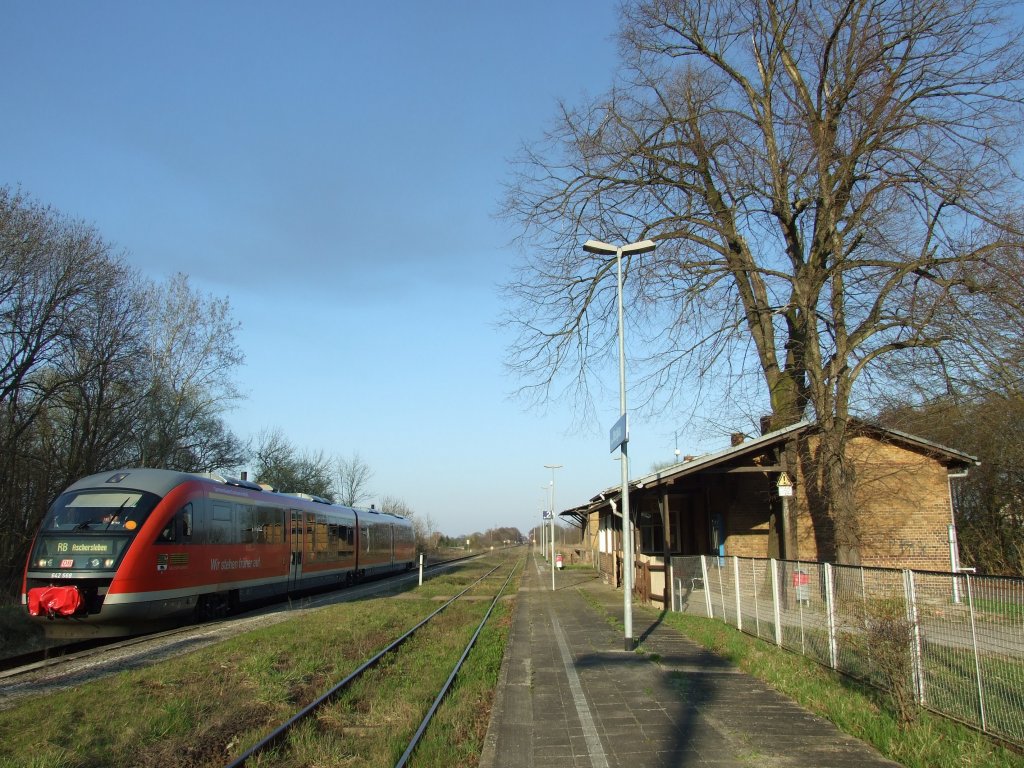 642 668 der Elbe-Saale-Bahn steht als RB nach Aschersleben in Dessau-Mosigkau und fhrt dem Sonnenuntergang entgegen.
Im Hintergrund des Bildes sieht man noch die an der Strecke allgegenwrtigen Flgelsignale und gAnz hinten das  Anhaltische Theater  zu Dessau.
Dessau, der 7.4.2010