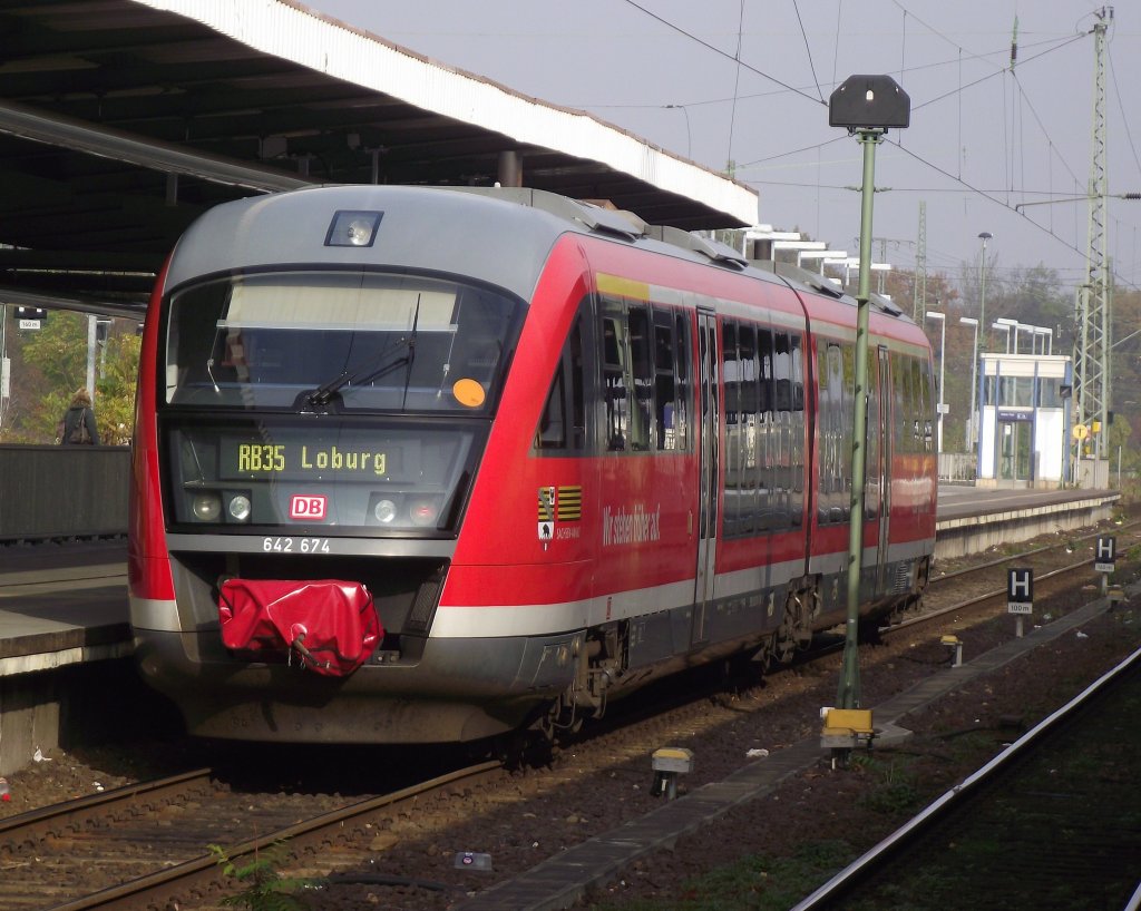 642 674 steht am 6. November 2011 als RB nach Loburg im Magdeburger Hbf. Zum Fahrplanwechsel im Dezember 2011 wird diese Verbindung eingestellt.