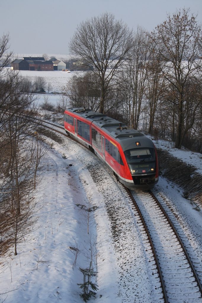 642 686/186 bei Einfahrt in den Bf Mehltheuer am 22.02.2011 als RB16475. Dieser Zug verkehrt seit 01.03.2011 nur noch im SEV mit einem Kleinbus, bezahlt von der NVS Thringen, nachdem der Verkehrsverbund Vogtland diese Leistung abbestellt hat.