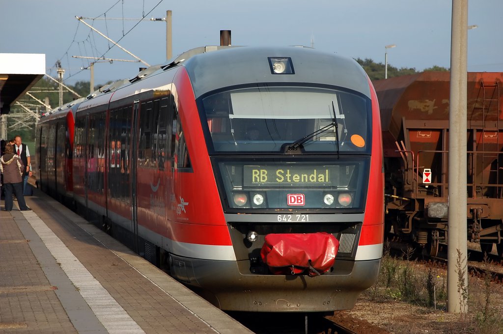 642 721/221 & 642 198/698 als RB 36716 nach Stendal in Rathenow. 03.10.2010