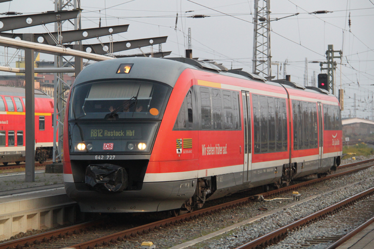 642 727-1 als RB 13242 von Graal-M�ritz nach Rostock Hbf bei der Einfahrt im Rostocker Hbf.05.11.2011