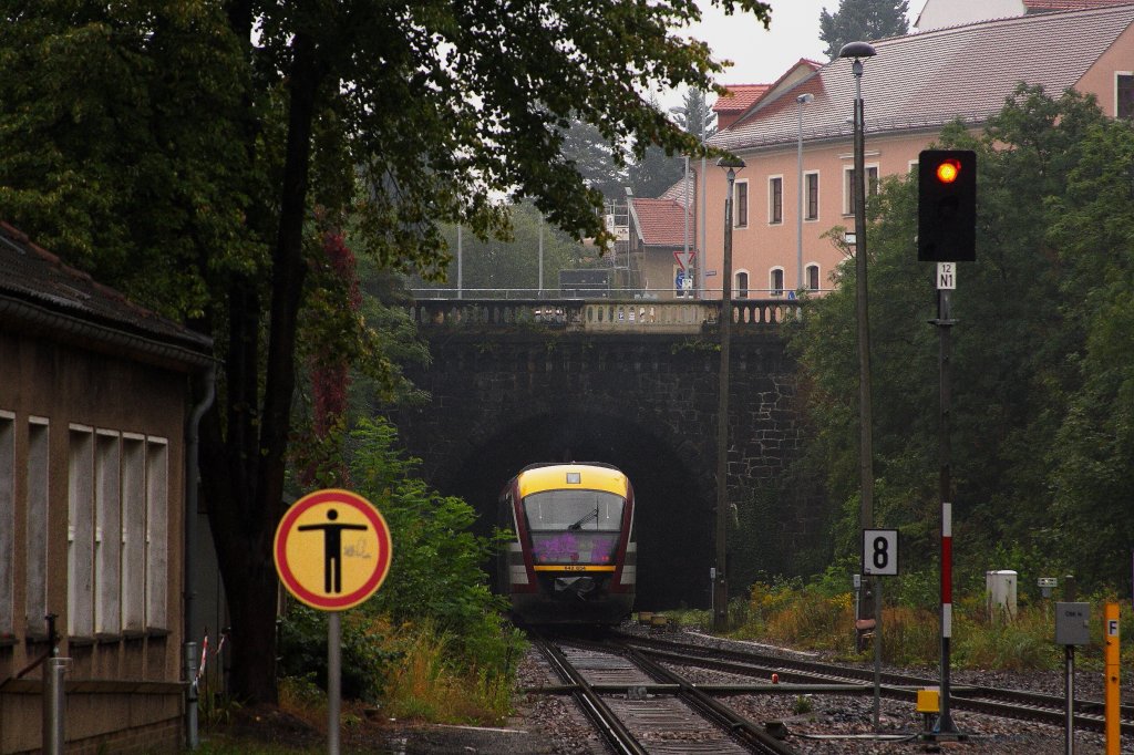 642 834 hat am Mittag des 31.08.2012, bei Dauerregen, soeben den Bahnhof Kamenz in Richtung Dresden Hbf verlassen und fhrt gerade in den Kamenzer Stadttunnel unterhalb des Bnischplatzes ein.