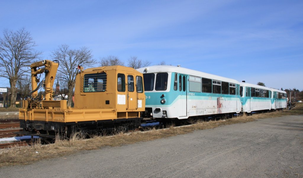 6.4.2013 Zinnowitz. Ein SKL (25 LK) und 3 Ferkeltaxen (v.l: 771 013, 971 646, 771 023)