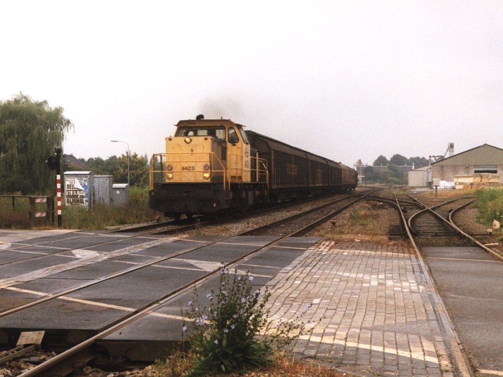 6423 mit Gterzug 55504 Tiel-Arnhem Goederen bei Kesteren am 18-8-1998. Bild und scan: Date Jan de Vries.