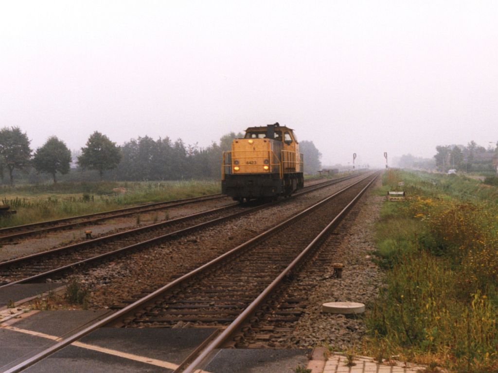 6423 mit bergabegterzug 55503 Arnhem Goederen-Tiel ohne Wagens bei Kesteren am 18-8-1998 auf Bahnhof Bramsche am 2-6-2000. Bild und scan: Date Jan de Vries.