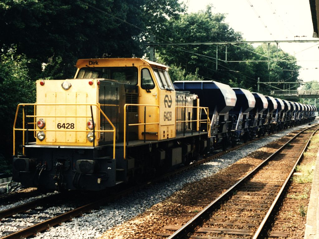 6428 mit Gterzug auf Bahnhof Arnhem am 22-8-1996. Bild und scan: Date Jan de Vries.