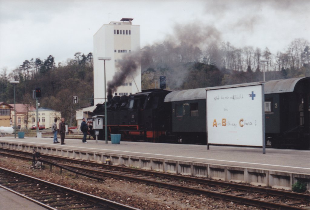 64289 der Sauschwnzlebahn in Sthlingen irgendwann Frhjahr 2001