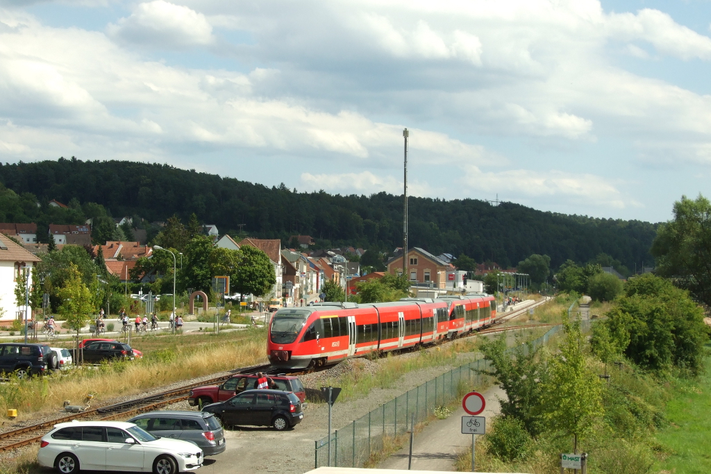 643 016  „Fritz Walter  und 643 010  Pirmasens  als RB 12971 auf dem Weg nach Kaiserslautern, hier gesehen bei der Einfahrt in den HP Lampertsmühle-Otterbach. Das Bild wurde vom ehemaligen Stellwerk aufgenommen, das an diesem Tag frei begehbar war.
Die Züge auf der Strecke fahren normalerweise in Einzeltraktion, an diesem 1. August jedoch in Doppeltraktion, da es im Lautertal hieß:  Autofreies Lautertal  und daher die Züge für eine vermehrte Radmitführung verstärkt wurden.

Lampertsmühle-Otterbach, der 4.8.13