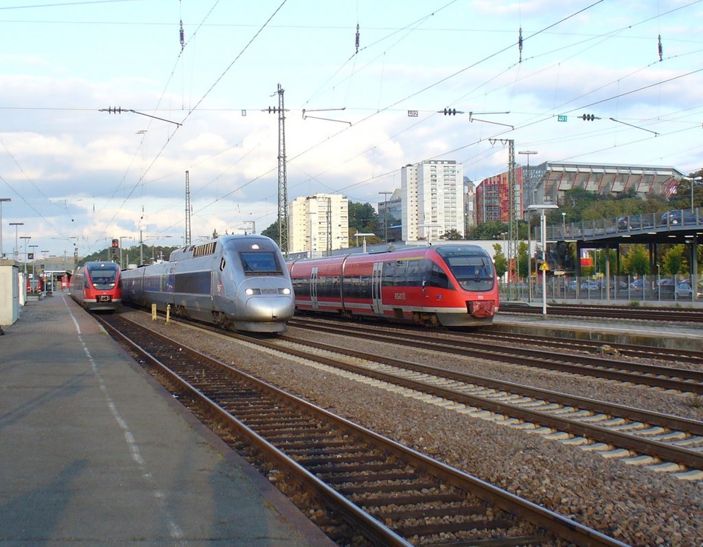 643 028 als RB von Kusel, TGV 4414 als TGV 9552 Frankfurt (Main) - Paris Est und 643 015 als RB nach Pirmasens sind am 22.09.2011 in Kaiserslautern Hbf
