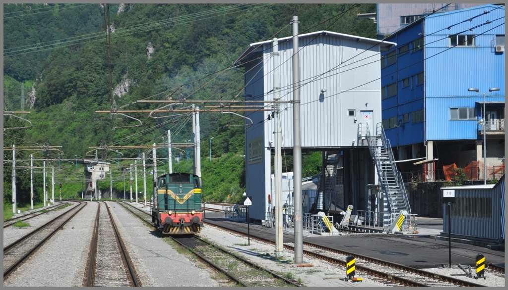 643-038 rangiert bei einem Zementwerk kurz vor Zidani Most. (02.07.2011)