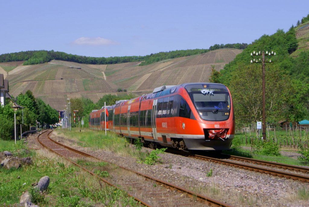 643 046-6 und ein weiterer 643 als RB 30 nach Ahrbrck bei der Abfahrt in Dernau am 13.05.2012