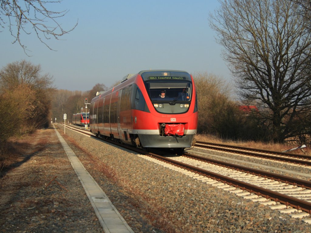 643 062 ist als RB63 Zwischentakt unterwegs von Mnster Hbf nach Coesfeld und durchfhrt dabei den Bahnhof Lutum mit 100 km/h - hier findet die fliegende Kreuzung zwischen Stundetakt und Zwischentak statt, wobei der Stundentakt hlt.
Lutum, 03.03.2011