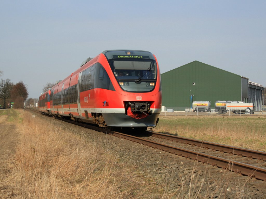 643 072 und 643 035 sind zusammen als Lr92024 von Gronau (Westf) nach Coesfeld (Westf) unterwegs.
Dort werden dann beide Triebwagen betankt, da Mnster - Altenberge auf Grund von Bauarbeiten gesperrt ist.
Rosendahl-Holtwick, 12.03.2011
