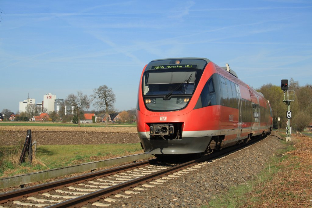 643 072 hat zusammen mit 643 065  Stadt Gronau  den Bahnhof Ochtrup als RB64  Euregio-Bahn  (RB 20609) von Enschede nach M�nster Hbf verlassen.
Im Hintergrund ist noch die Stadt Ochtrup zu sehen.
Ochtrup, 02.04.2011