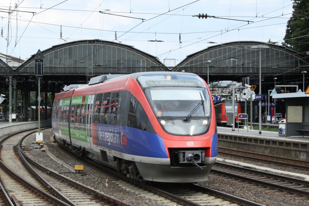 643 202 fhrt nach einem Richtungswechsel im Aachener Hauptbahnhof zurrck in die Abstellung. Bevor dieser 2-Teiler diese schne Beklebung fr die Strecke nach Heerlen bekommen hat, war dieser fr knapp 9 Monate als Leihgabe in Verkehrsrot in Mnster beheimatet. Dort wurde er als Kapazittsvergrerung auf der RB64  Euregio-Bahn  (Mnster - Gronau - Enschede (NL))genutzt, da nun dort die Dsseldorfer 643 beheimatet sind wurde dieser nicht mehr bentigt.
02.08.2010, Aachen Hbf