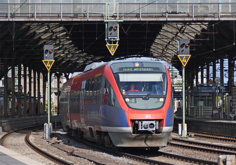 643 216-4 auf �berf�hrungsfahrt von Aachen Rothe-Erde zum Wartungswerk am Aachener Hbf bei der Durchfahrt in Aachen Hbf, 11.9.10